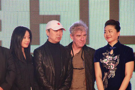 崔健以導演身份走紅毯“中國搖滾教父”崔健以導演身份出席了在東京六本木舉行的開幕式，並走紅地毯。 