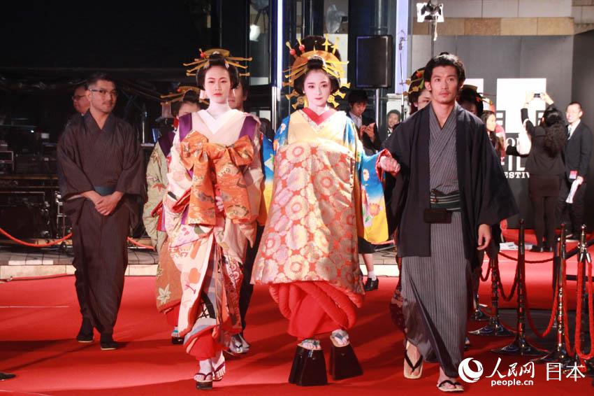 安达佑实花魁装走红毯，惊艳全场。其参演的《花宵道中》将在特别展映单元放映。
