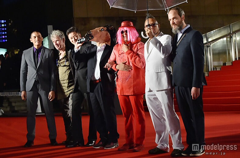 日本演员浅野忠信等人奇装异服走红毯。