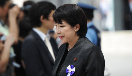 日本女閣僚請求刪除與納粹思想者合影照
