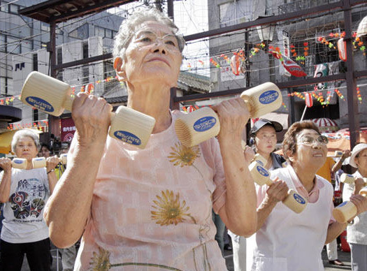 日本近6萬百歲老人中的8成是女性