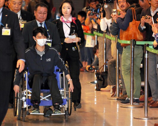 坐轮椅回国的羽生结弦（图片来源：朝日新闻网站）