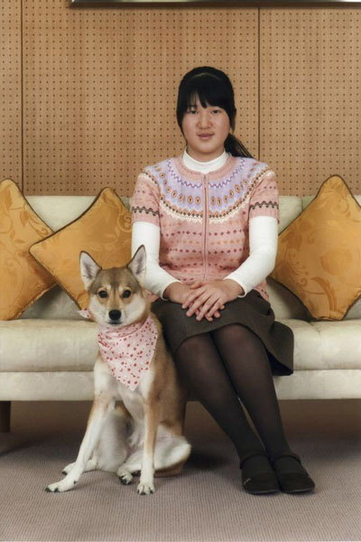 2014年11月24日公布的愛子公主與愛犬“由莉”的照片。