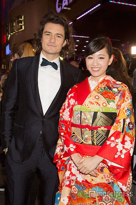 前田敦子在《霍比特人3》的首映礼上与奥兰多布鲁姆合影。