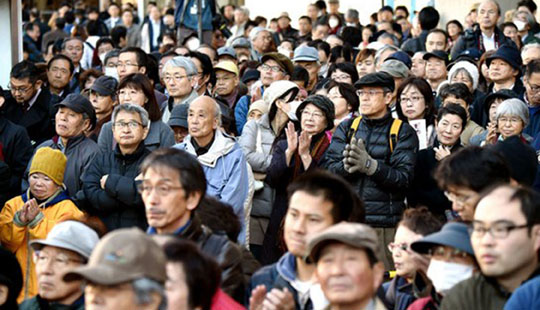 日本市民在街头听候选人演说