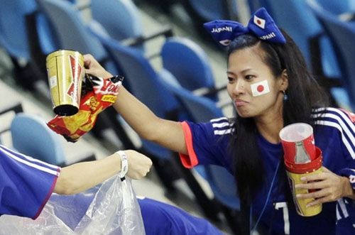 “藍武士”日本球迷6月15日，日本隊在巴西世界杯的首場比賽敗給了科特迪瓦隊。比賽結束后，日本球迷收拾看台上垃圾這一畫面被各國媒體報道，受到世界各地的稱贊。巴西的權威報紙《聖保羅頁報》評論到：“日本雖然輸了世界杯第一戰，卻在禮儀方面贏了許多國家。”　對於世界的關注，日本球迷似乎覺得有些意外，他們認為，這是很正常的行為。美聯社稱贊道，這種傳統的集體行為已經植根於日本人價值觀中。