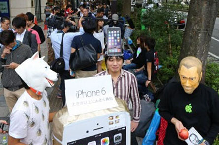 iPhone6發售9月19日，iPhone6正式發售，日本果粉徹夜排隊，等待新機發售。由於中國不在首批發售的國家和地區名單中，日本成為很多中國果粉的選購地。在此期間出現了令人不快的佔位風波，一位在日華人發起“蘋果店門口撿垃圾行動”以挽回國人形象，引起網友熱議。然而由於日元的持續貶值，12月蘋果公司宣布停止在日本銷售解鎖版“iPhone 6”、“iPhone 6 Plus”。令很多想“佔便宜”的果粉扼腕嘆息。