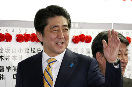 日本眾議院大選11月21日，日本首相安倍晉三突然宣布解散眾議院，提前兩年進行大選，日本政壇進入激蕩期。安倍政權在執政黨處於強勢的情況下突然宣布解散眾議院，令原本處於弱勢狀態的在野黨措手不及。最終在12月14日的投票中，聯合執政的自民黨和公明黨獲得三分之二以上的議席，以壓倒性的優勢贏得大選。12月24日，安倍晉三在日本國會首相指名選舉中獲選第97任首相，內閣成員除防務大臣之外都將連任。安倍晉三在就職時稱將在經濟、社會保障、外交安保等多個領域推動“戰后日本最大的改革”。
