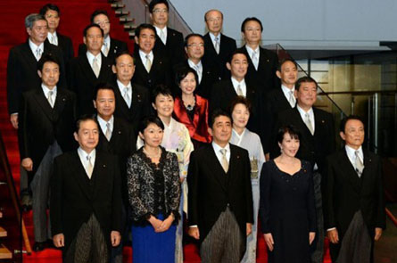 日本內閣丑聞9月3日，日本首相安倍晉三新內閣亮相，18名內閣成員中，5名為女性，為歷屆內閣女性閣僚數量之最。    10月20日，經濟產業大臣小淵優子因政治資金問題而提出辭職，同一天下午因涉嫌違反選舉法日本內閣法務大臣鬆島綠提出辭職。之后四天內環境大臣、新任的日本經濟產業大臣、日本副財務大臣相繼曝出丑聞，讓安倍政府再度陷入漩渦。10月24日安倍就此致歉稱“做出任命決定的是我，非常對不起國民”。