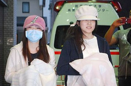 AKB48握手會遇襲5月25日，日本知名女子偶像團體AKB48在日本岩手縣瀧澤市進行宣傳活動時遭到一名持刀男子襲擊。2名成員川榮李奈與入山杏奈以及一名男性工作人員被刺傷。握手會是AKB首創的粉絲互動形式，貫穿全年，覆蓋日本各地，是粉絲們很喜歡也很期待的活動。遇襲事件發生后，“握手會”這種形式受到質疑。日本其他團體的握手會相繼取消，AKB48的日常活動紛紛暫停，對安保設施進行整治。