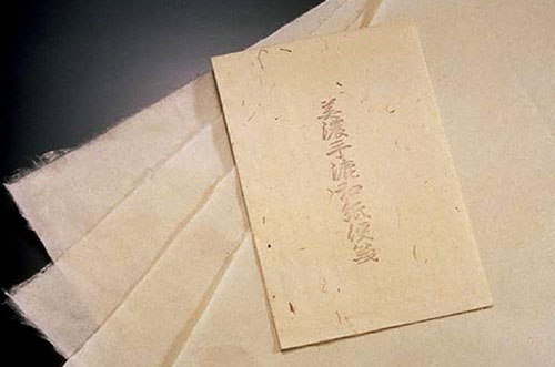 日本和紙申遺成功11月26日，聯合國教科文組織在巴黎宣布日本和紙正式收錄世界非物質文化遺產，繼去年的“和食”之后，又一項“和”文化申遺成功。此次申請的主體是“和紙 日本的手工和紙工藝”。此次聯合國科教文組織政府間委員會除了對和紙本身的特質給予肯定外，尤其對各地區對這一傳統工藝的保護行動給予了高度評價。相關者表示，希望以此來傳播日本文化新的一面，提高對傳統技術繼承問題的關注度。