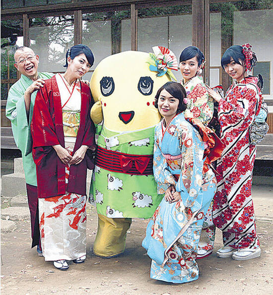 左起：笑福亭鶴瓶、鬆隆子、船梨精、大島優子、前田敦子、指原莉乃