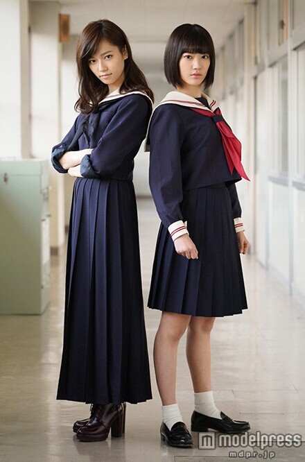 HKT48成員宮脇咲良（右）和AKB48成員島崎遙
