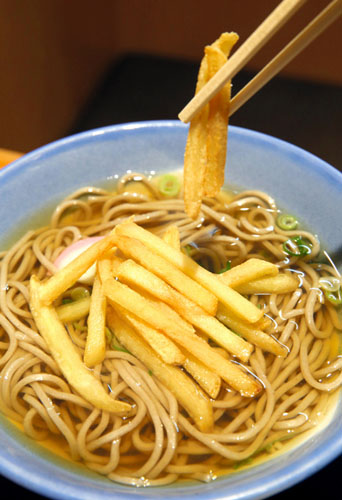 薯條蕎麥面（朝日新聞）