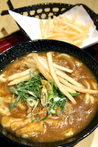 薯條烏冬面（朝日新聞）