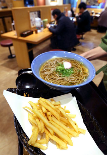 薯條蕎麥面（朝日新聞）