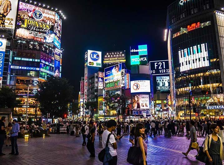 东京涩谷，日本年轻人的天堂、日本流行文化的集散地、购物中心，算得上接地气的候选之地了吧？！如果还选择入住这里，是不是有点惊喜过望？ 