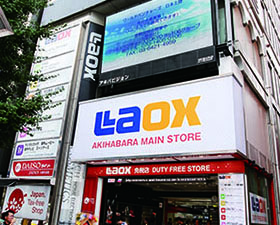Laox是一家主要关东地区经营的家电连锁店，在秋叶原仅12家。Laox免税商店销售包括数码相机和摄像机等热门电子产品。工作人员讲英语，中文，韩文和葡萄牙文。