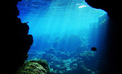 青之洞窟(青の洞窟)位於沖繩的真榮田岬。顧名思義，青之洞窟就是一個天然的青藍色洞窟，由於陽光折射所產生的獨特美景。全世界隻有兩個地方有青之洞窟，一個在意大利，另一個就在沖繩。潛入水中體驗充滿神秘色彩的水中世界，使得這裡成為沖繩本島上最知名的浮潛?體驗潛水的景點。