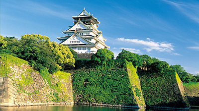 大阪城也叫“金城”或“锦城”，是大阪最著名的旅游观光景点，也是大阪的象征。它位于大阪市中央区的大阪城公园内，与名古屋城、熊本城并列为日本历史上的三大名城。整个大阪城分为内城、中城与外城（即本丸、二之丸、三之丸），气势恢宏的城门、高大陡峭的城墙及内外两道宽阔的护城河十分壮观，其他任何一座日本古城都无法与其相比。尤其护城河上长达12公里的城墙，用大量的巨石堆砌而成，极其雄壮，令大阪城固若金汤。