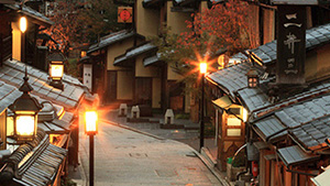 京都�o园的是八坂神社的总本社，也被称为“�o园神社”（�o�@さん），是京都香火最旺的神社之一。这里每年7月都会举行热闹非凡的�o园祭，与东京的神田祭、大阪的天神祭并称为“日本三大祭”。八坂神社有好几个入口，如果你从四条通前往，过了东大路通便是神社的西楼门，朱红的色调十分亮眼。若是绕到南楼门外，还会看到一座巨大的石造鸟居。进门后可以先到旁边的“手水舍”去入乡随俗洗个手。