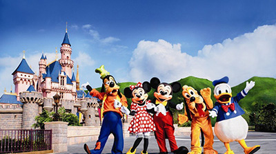 东京迪士尼度假区(Disneyland)离东京有10公里，是日本仿造美国的迪士尼乐园修建的游乐场，于1983年4月开幕，其宗旨是集历史知识、童话故事、自然风光和现代科学之大成，寓知识于娱乐，力求各个年龄层次的人都能在此找到乐趣。东京迪士尼度假区包括东京迪士尼乐园及东京迪士尼海洋两大游乐园，前者有七个主题区乐园和多彩多姿的娱乐表演，后者是充满冒险与创想的大海，也是迪士尼之首度以“海”为主题的主题乐园。