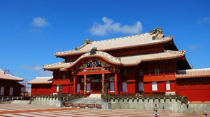 位于俯瞰那霸市的海拔120米的高坡上，是琉球王国的象征。14世纪末创建的首里城，是琉球历代国王的居住地，同时，也是琉球王国的政治的中心。 