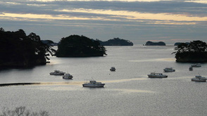 松岛位于日本宫城县松岛湾，为湾内约260个大小岛屿的总称，这些岛屿上有日本黑松和红松生长，是日本三景之一。海岸线弯曲多变， 海湾内有许多大大小小的岛屿，黑松和红松挺立在灰白色的岩石上，日本人俗称之为八百八岛，所以此地称为松岛。松岛的所有小岛中，扇谷、富山、大鹰森和多闻山4处的周围景色被称��松岛四大观，因站在岛上可以欣赏松岛的各种不同神态而闻名，一年四季游客络绎不绝，成为游日本东北地方不可错过的据点。