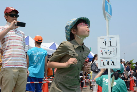 日本举行吐樱桃核大赛 超过1500人参加