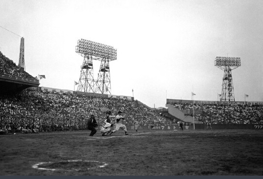 　1951年10月20日，美國全明星對和日本讀賣巨人隊進行表演賽，波士頓紅襪隊的多姆·迪馬吉奧（Dom DiMaggio）准備揮棒。