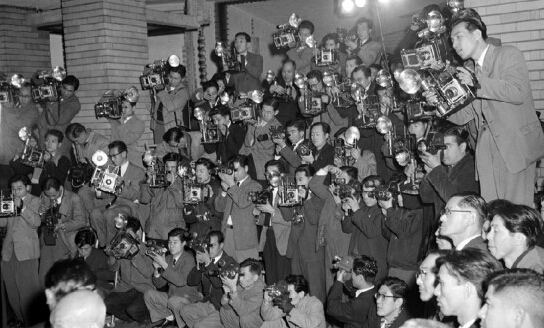 　1954年12月17日，東京市中心首相官邸，45位攝影記者正在拍攝新一任日本內閣。