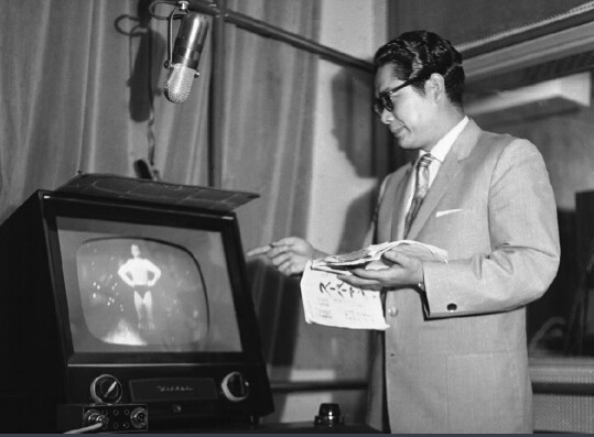 　　1959年7月7日，日本電視台超人的配音演員。那時，電視在日本十分流行，就連日本天皇也十分喜愛看電視。其中，99%的電視節目都是美國的。