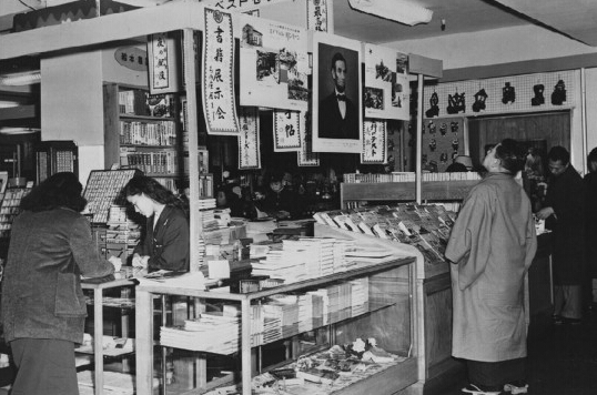 1959年，東京一家百貨商店內，一名穿著木屐的男子正抬頭看美國前總統林肯的畫像。