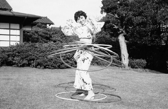 　1958年10月30日，身著日本傳統服飾的年輕女子開心地玩著風靡美、日兩國的呼啦圈