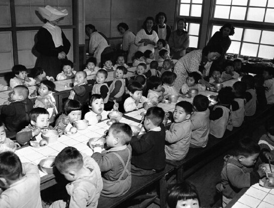 　1951年2月19日，日本大阪的孤兒院餐廳。美國陸軍第27陸軍團為160名孤兒提供日常用品和食物。