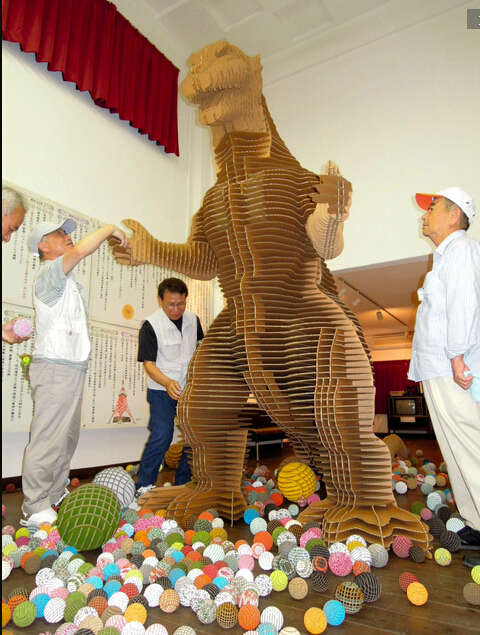 日本大分县出现用纸箱制作的哥斯拉 身高2.5米