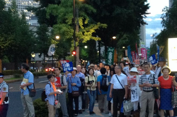 23日晚間，大量日本民眾在日本國會議事堂附近集會，要求廢除安保法案