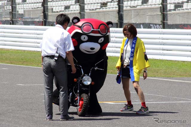 熊本萌熊Kumamon在三重縣鈴鹿賽道上騎摩托車 