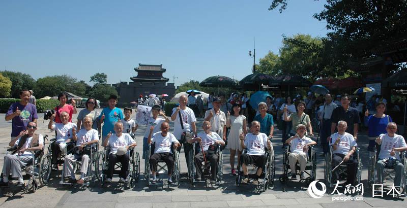 11名抗戰老兵相聚盧溝橋，重溫抗戰記憶，重沐勝利榮光。