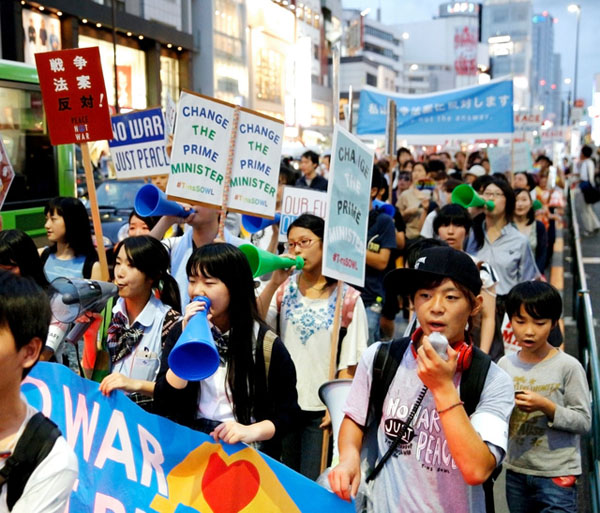 23日，東京澀谷。當天日本全國64個地區同時舉行抗議活動，反對安保法案。（圖片來源：朝日新聞）