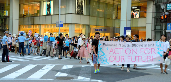 23日，福岡。當天日本全國64個地區同時舉行抗議活動，反對安保法案。（圖片來源：朝日新聞）