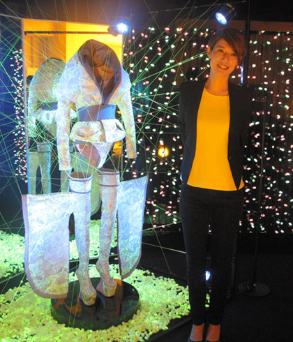 日本展出会发绿光的真丝礼服--日本频道--人民