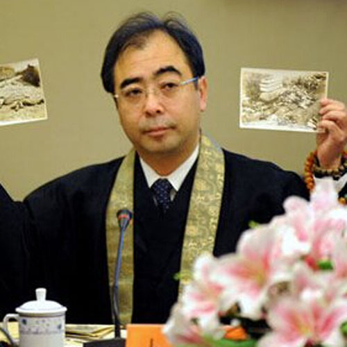 2005年12月，他正式接受侵華日軍南京大屠殺遇難同胞紀念館的委托，在日本搜集相關証物。他跑遍日本的舊書店、舊貨市場，並上網征集，找到相關文物史料就買下來。截至2009年，他一共在日本代為征集文物資料1083件。搜集的過程很艱難，他還受到來自日本右翼勢力的非難。“在網上，有人罵我是‘中國的走狗’，有人說我是國家的叛徒，但我對此根本不理會。”                 　　僧侶要珍惜人的生命，日本人的生命珍貴，中國人的生命同樣珍貴。是日本發動了侵略戰爭，我們要反省，歷史証據對於反省歷史非常重要。　　堅持這樣做，是還歷史真面貌，這是在幫南京，幫中國，也是在幫日本。　　