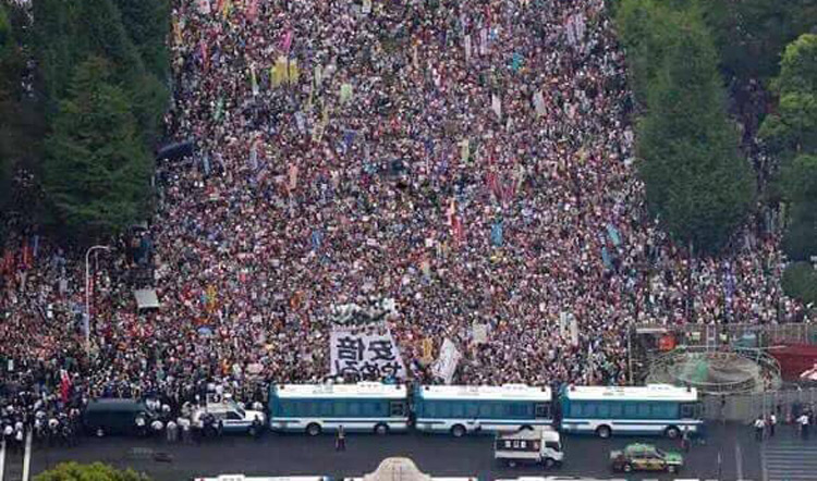 日本10萬人包圍國會抗議安保法案