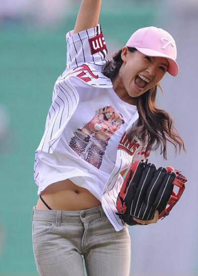 中日韩女星助阵棒球开球式 风情万种美艳PK