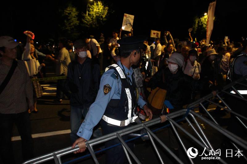 組圖：抗議安保法案的日本民眾與警方起沖突 數人被帶走【3】