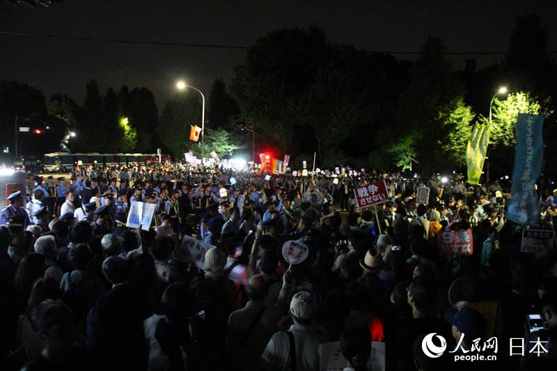 組圖：抗議安保法案的日本民眾與警方起沖突 數人被帶走【5】