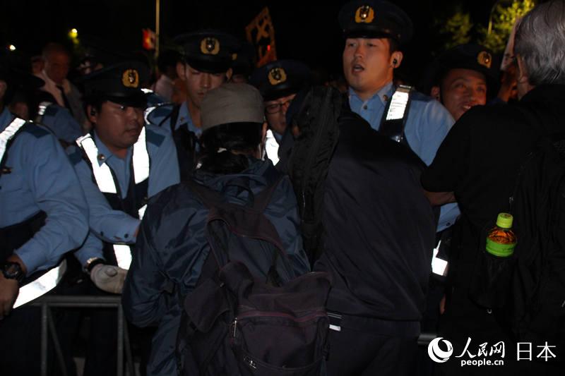 組圖：抗議安保法案的日本民眾與警方起沖突 數人被帶走【6】