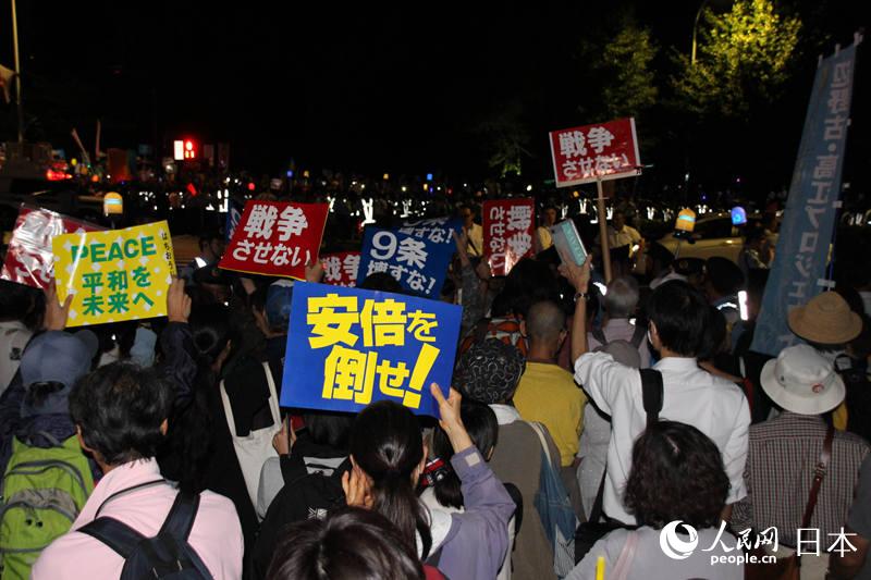 組圖：抗議安保法案的日本民眾與警方起沖突 數人被帶走【7】