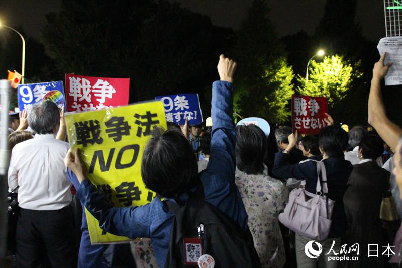 組圖：抗議安保法案的日本民眾與警方起沖突 數人被帶走【10】
